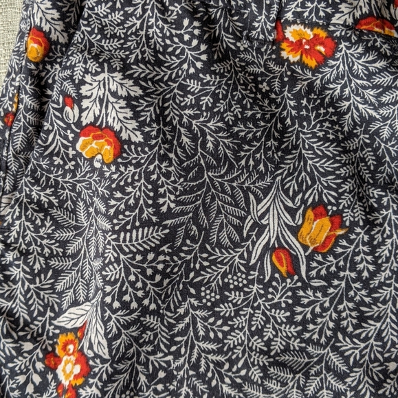 Old Navy charcoal floral shorts - Picture 2 of 6